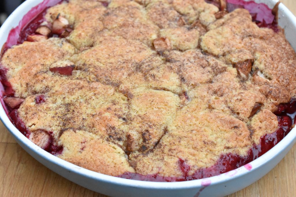 Cobbler med æbler og blommer - nem frugtkage