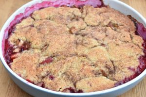 Cobbler med æbler og blommer - nem frugtkage