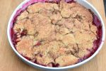 Cobbler med æbler og blommer - nem frugtkage
