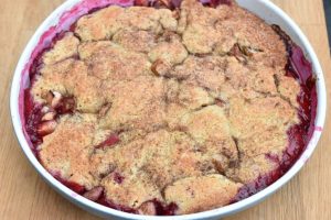 Cobbler med æbler og blommer - nem frugtkage