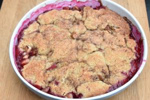 Cobbler med æbler og blommer - nem frugtkage