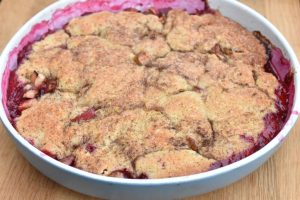 Cobbler med æbler og blommer - nem frugtkage
