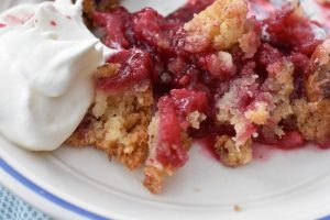 Cobbler med æbler og blommer med flødeskum - nem frugtkage