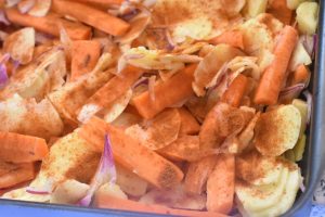 Paprika og salt og peber vendes med kartoffelfadet