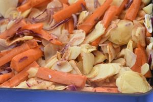 Alt blandes godt rundt i kartoffelfadet
