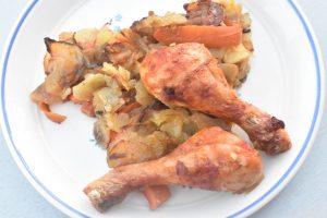 Kartoffelfad med kylling på tallerken