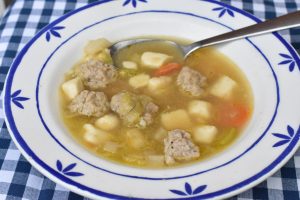 Klar suppe med kød og melboller