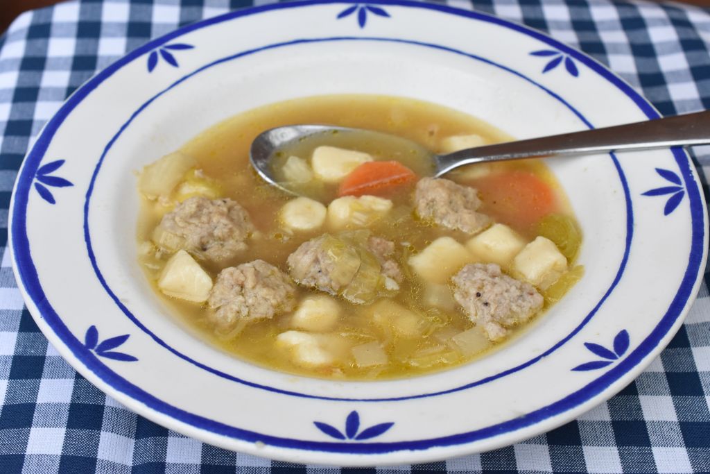 Klar suppe med kød og melboller