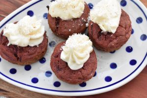 Rødbedemuffins med flødeostecreme