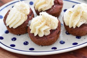 DSC_2062 • nogetiovnen.dk Rødbedemuffins med flødeostecreme