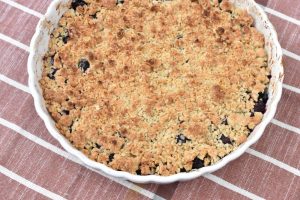 Blåbærcrumble - nem opskrift på crumblekage med blåbær