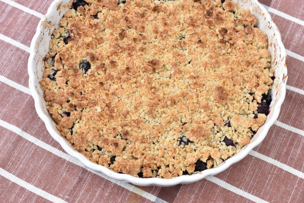 Blåbærcrumble - nem opskrift på crumblekage med blåbær