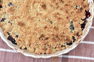 Blåbærcrumble - nem opskrift på crumblekage med blåbær