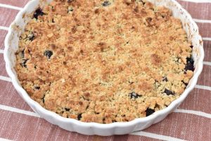 Blåbærcrumble - nem opskrift på crumblekage med blåbær