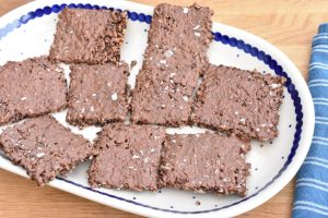 Knækbrød med chokolade - nem opskrift på kernekiks