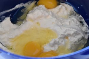Æggene røres i creme fraichen