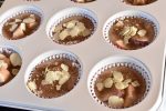 DSC_1034 • nogetiovnen.dk Dejen fordeles i muffinforme og drysses med kanelsukker og mandelflager