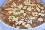 Dejen fordeles i springformen og drysses med kanelsukker og mandelflager