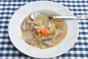 Gammeldags hvidkålssuppe med svineskank - opskrift