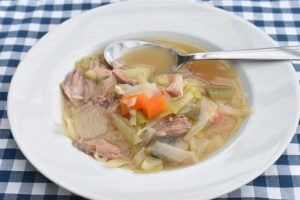 Gammeldags hvidkålssuppe med svineskank - opskrift