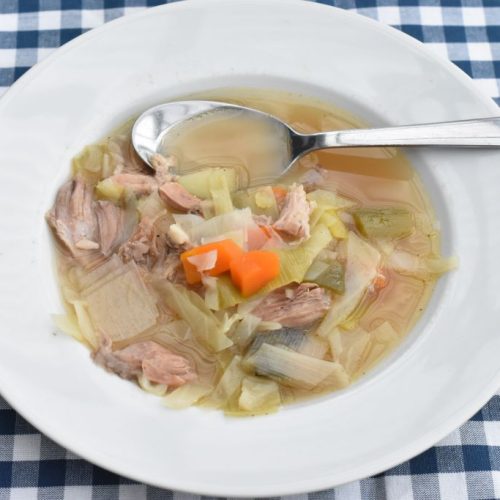 Gammeldags hvidkålssuppe med svineskank - opskrift