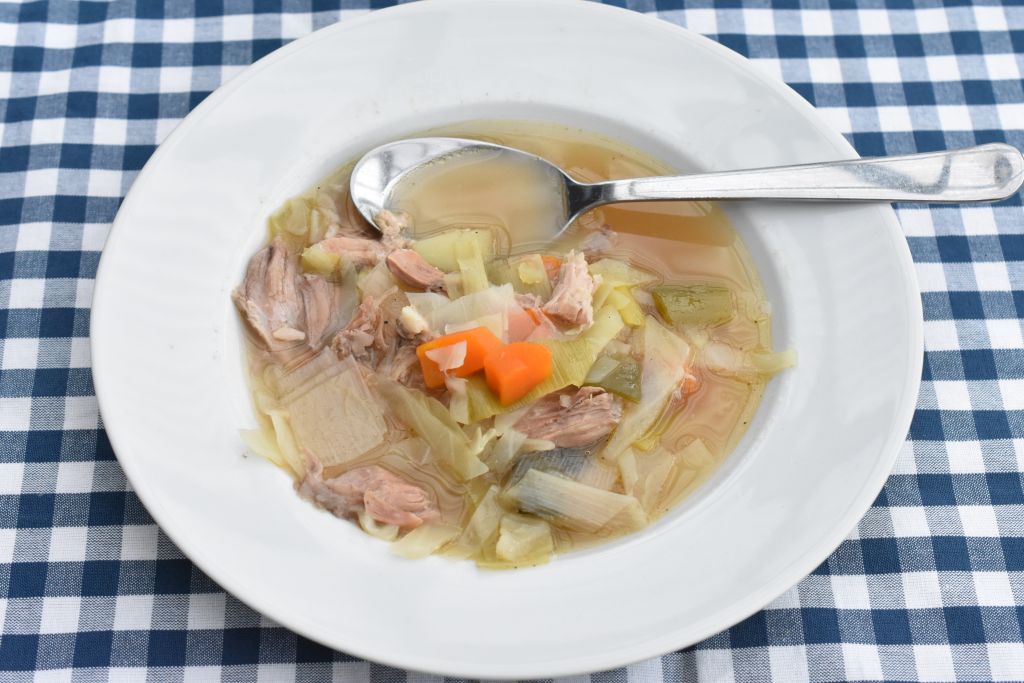 Gammeldags hvidkålssuppe med svineskank - opskrift
