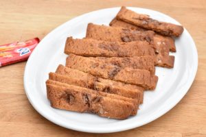DSC_1294 • nogetiovnen.dk Sårøde karamelsnitter med Daim chokolade