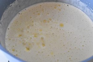Mælk og smeltet smør vendes i dejen