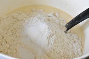 Mel og salt røres i