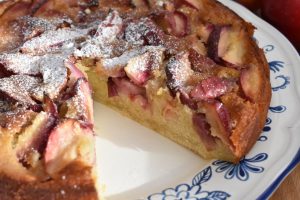 Italiensk æblekage (Torta di mele) hvor der er skåret et stykke af kagen